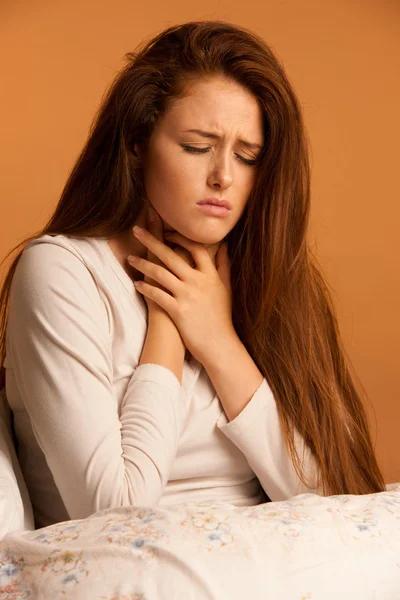 Болезнь гриппа больное горло женщина отдыхает в постели — стоковое фото
