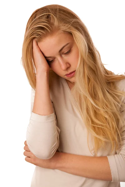 Больная женщина с гриппом, лихорадкой и головной болью или мигренью — стоковое фото