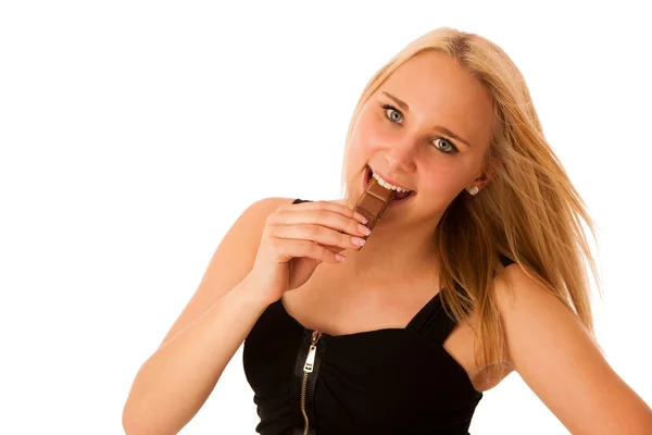 Mooie jonge vrouw eet chocolade geïsoleerd over witte backgro — Stockfoto