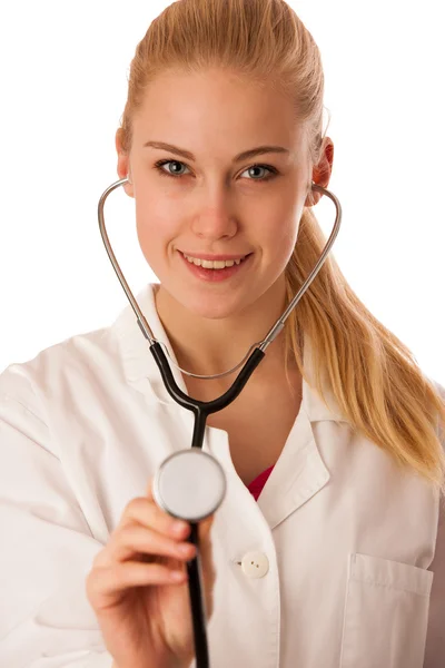 Femme médecin écouter battements de coeur avec stéthoscope . — Photo