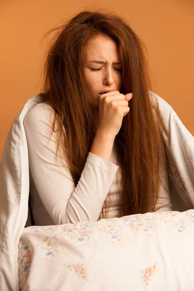 Sjuk kvinna hosta influensa feber — Stockfoto
