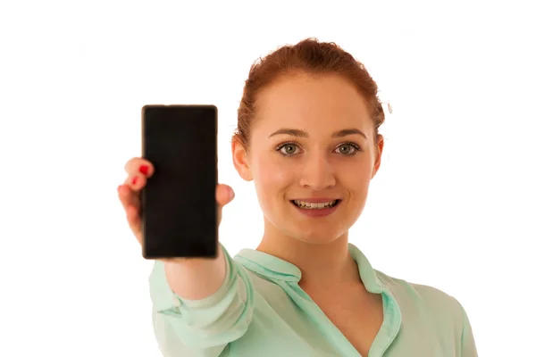 Bir mesaj bir akıllı telefon ekranında gösterilen iş kadın — Stok fotoğraf