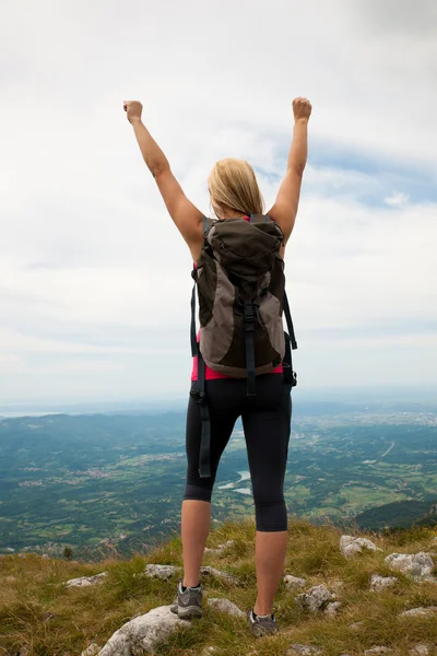 Trekking femme randonnée dans les montagnes par une journée de consommation calme étant — Photo