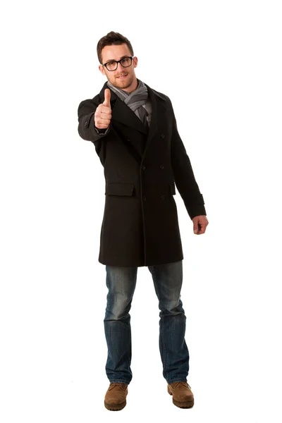 Homme d'affaires confiant debout en manteau d'hiver montrant un succès — Photo