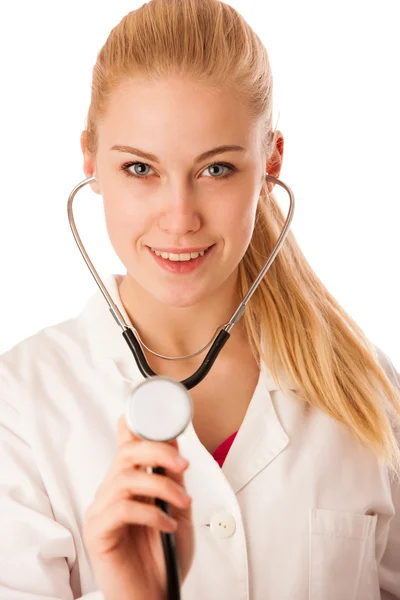 Femme médecin écouter battements de coeur avec stéthoscope . — Photo