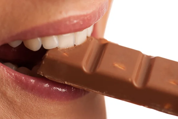 Gyönyörű fiatal nő eszik csokoládé, elszigetelt, felett, fehér backgro — Stock Fotó