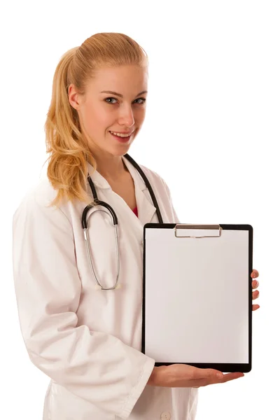 Mulher médico com estetoscópio em torno do pescoço mostrando prancheta com — Fotografia de Stock
