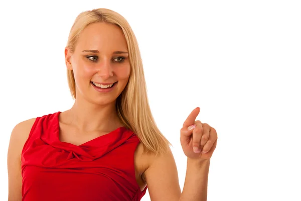 Mujer de negocios en camisa roja apuntando al espacio de copia aislado o —  Fotos de Stock