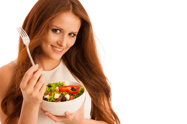 Alimentación saludable - mujer come un tazón de ensalada griega aislado sobre — Foto de Stock