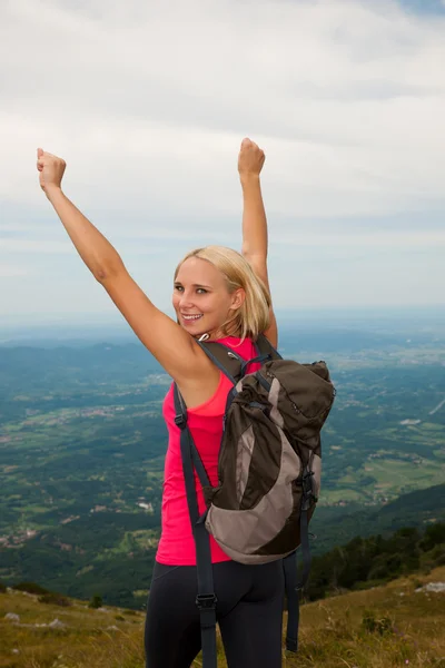 Trekking - escursionismo femminile in montagna in una tranquilla giornata estiva — Foto Stock