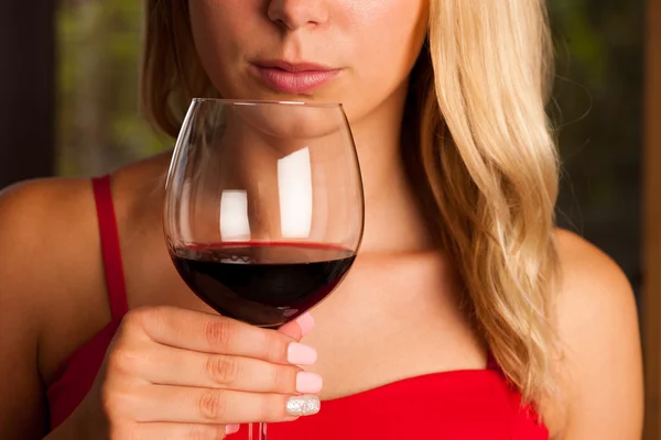 Schöne Frau trinkt an einem heißen Sommernachmittag im Freien Rotwein — Stockfoto