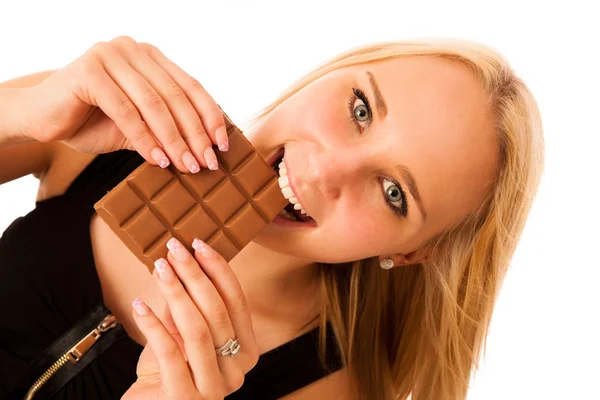 Mooie jonge vrouw eet chocolade geïsoleerd over witte backgro — Stockfoto