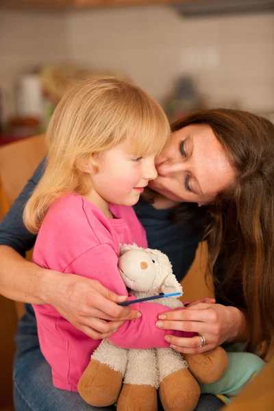 Mother combs hair to a little girl — Stock Photo, Image