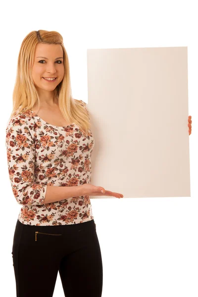Roztomilá blondýnka s prázdný bílý nápis nad bílým bac, samostatný — Stock fotografie