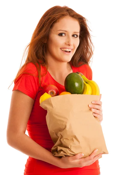 Donna che porta una borsa piena di vari frutti isolati su bianco — Foto Stock