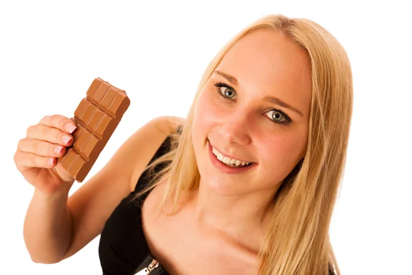 Hermosa mujer joven come chocolate aislado sobre fondo blanco — Foto de Stock