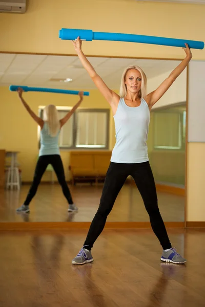 Fitness dance class aerobics. Women dancing happy energetic in g — Stock Photo, Image