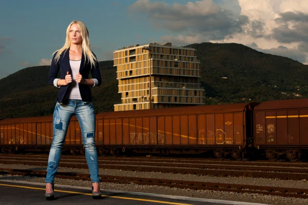 Foto de moda de una linda mujer en el ferrocarril — Foto de Stock
