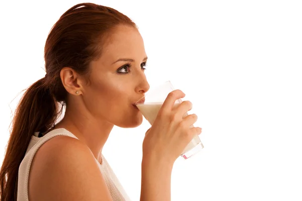 Mujer bebiendo leche por la mañana aislado sobre fondo blanco — Foto de Stock