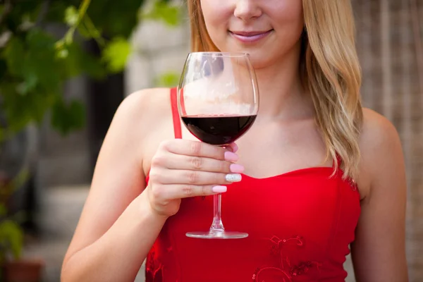 Schöne Frau trinkt an einem heißen Sommernachmittag im Freien Rotwein — Stockfoto