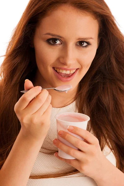 Mujer comiendo yogur de fruta de fresa aislado sobre fondo blanco — Foto de Stock