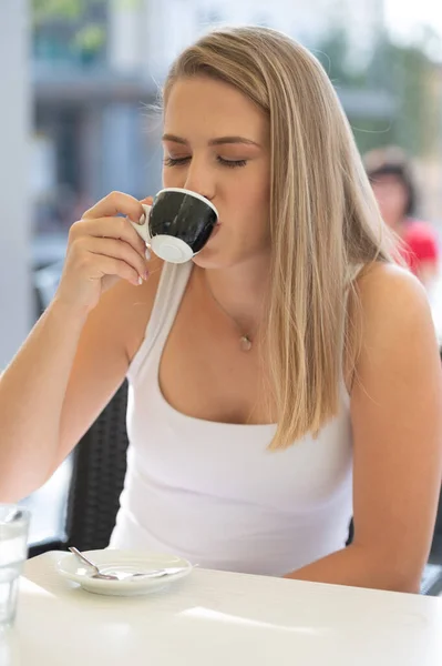 Glad Lyhörd Kvinna Tänker Ett Kafé Terrass Gatan — Stockfoto