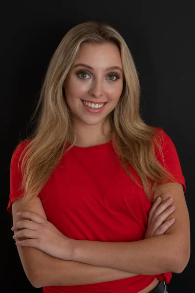 Portret Van Een Mooie Jonge Vrouw Rood Tshirt Zwarte Achtergrond — Stockfoto