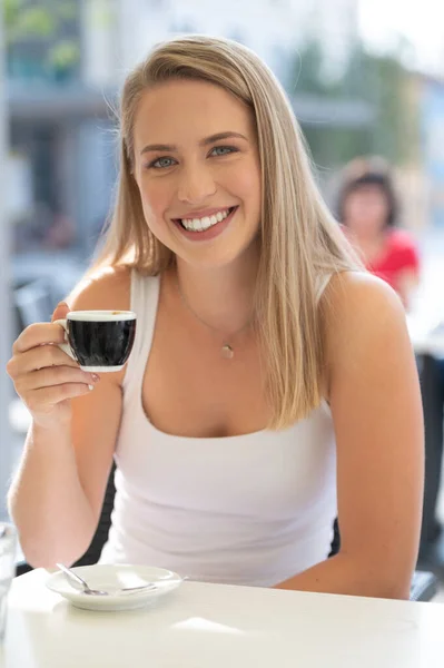 Glad Lyhörd Kvinna Tänker Ett Kafé Terrass Gatan — Stockfoto