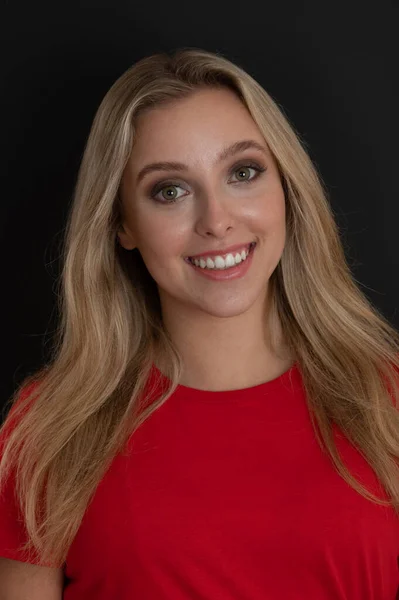 Portret Van Een Mooie Jonge Vrouw Rood Tshirt Zwarte Achtergrond — Stockfoto