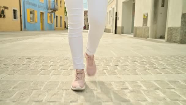 Mulher Bonita Caminha Uma Rua Cidade Dia Quente Verão — Vídeo de Stock
