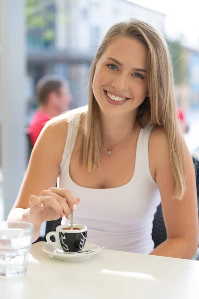 Glad Lyhörd Kvinna Tänker Ett Kafé Terrass Gatan — Stockfoto