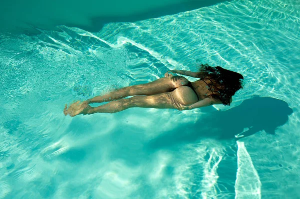 Жінка Плаває Під Водою Блакитному Басейні — стокове фото