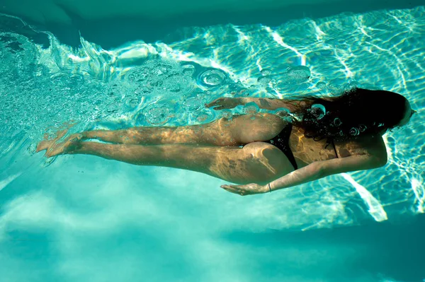 Woman Swimming Underwater Blue Pool — Stock Photo, Image