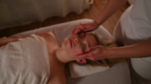 Menina Bonita Tem Uma Massagem Facial Uma Clínica Beleza Salão — Vídeo de Stock