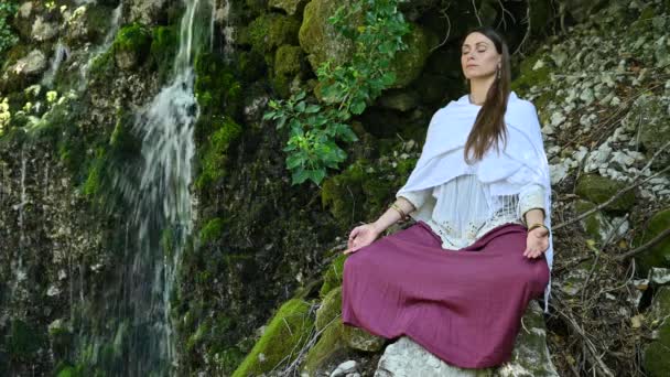 Femeia Practică Meditația Timp Stă Poziția Lotus Într Mediu Calm — Videoclip de stoc