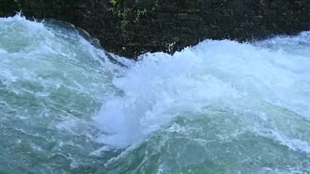 Медленное Движение Потока Белой Воды Реке После Сильного Дождя — стоковое видео