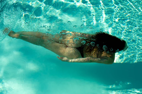 Mujer Nadando Bajo Agua Una Piscina Azul — Foto de Stock