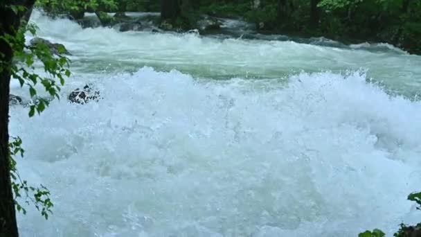 Şiddetli Yağmurdan Sonra Nehirdeki Beyaz Akıntısının Yavaş Hareketi — Stok video