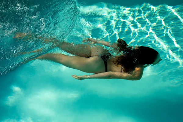 Mulher Nadando Debaixo Água Uma Piscina Azul — Fotografia de Stock