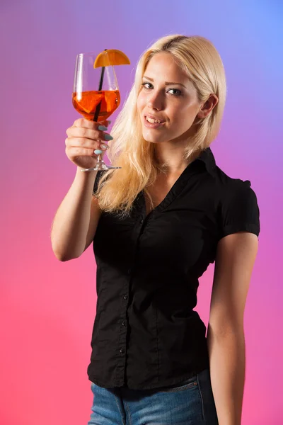 Vacker ung kvinna dricka aperol spritz — Stockfoto