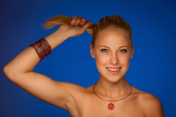 Retrato de belleza de una joven atractiva con ojos azules — Foto de Stock