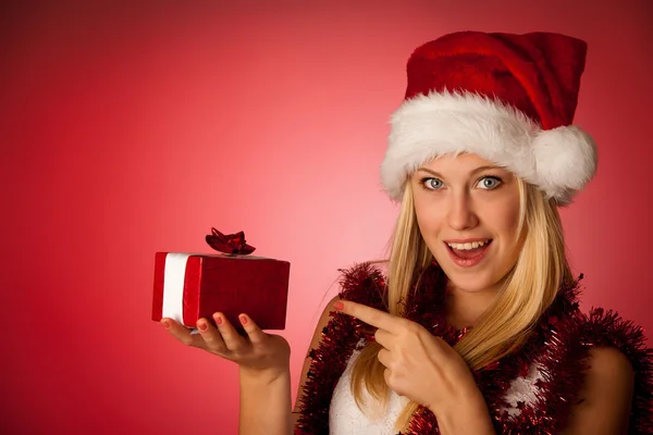 Attraktive junge blonde Frau im Weihnachtsmann-Kleid - Weihnachtsmesse — Stockfoto