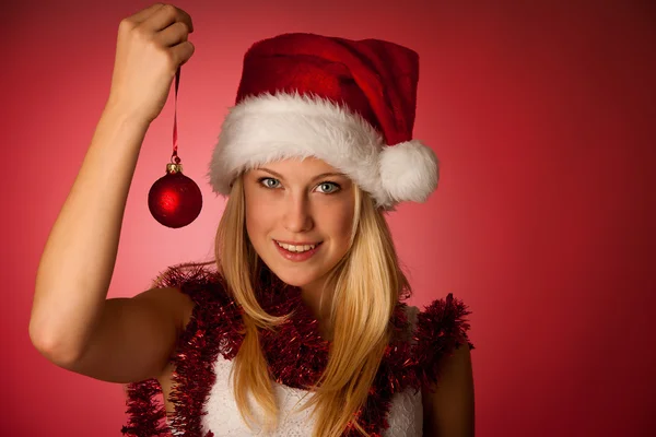 Attraktive junge blonde Frau im Weihnachtsmann-Kleid - Weihnachtsmesse — Stockfoto