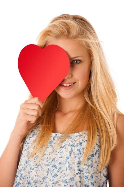 Bela jovem loira mulher com azul olhos segurando vermelho hart proibição — Fotografia de Stock