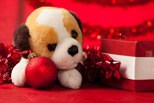 Cane giocattolo con ornamenti natalizi — Foto Stock