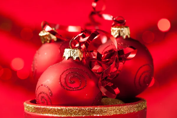 Weihnachtsschmuck in einer Vase mit rotem Weihnachtsmann-Handschuh lizenzfreie Stockfotos