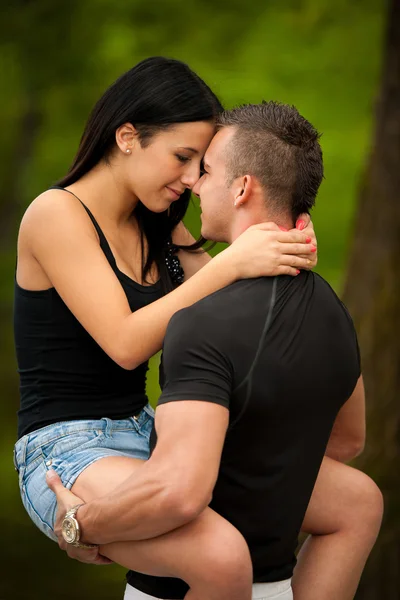 Teenie-Paar an einem Spätsommernachmittag im Park — Stockfoto