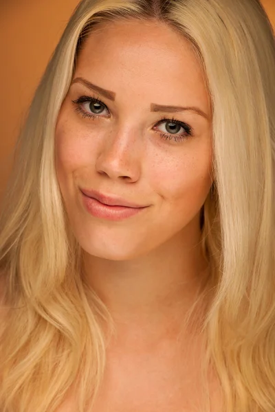 Neauty portret van schattige blonde vrouw — Stockfoto