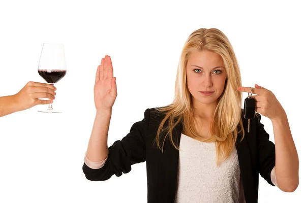 Schöne blonde Frau gestikuliert nicht trinken und fahren Geste, w — Stockfoto