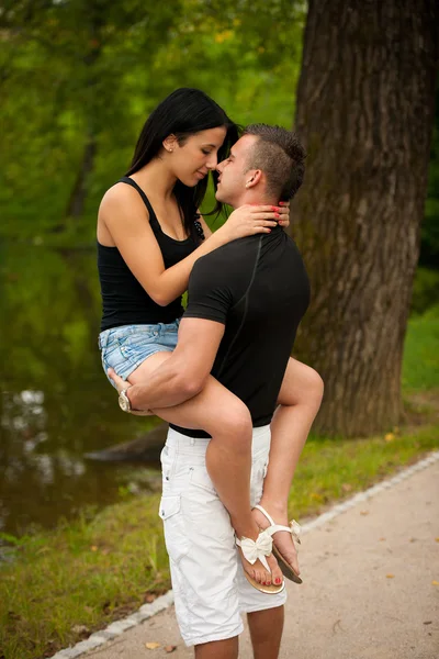 Pareja adolescente en una tarde de verano en el parque —  Fotos de Stock